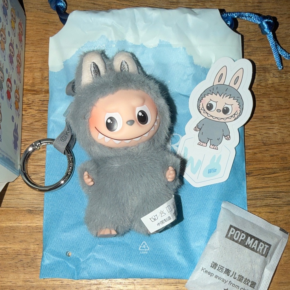 W Pin for love Labubu